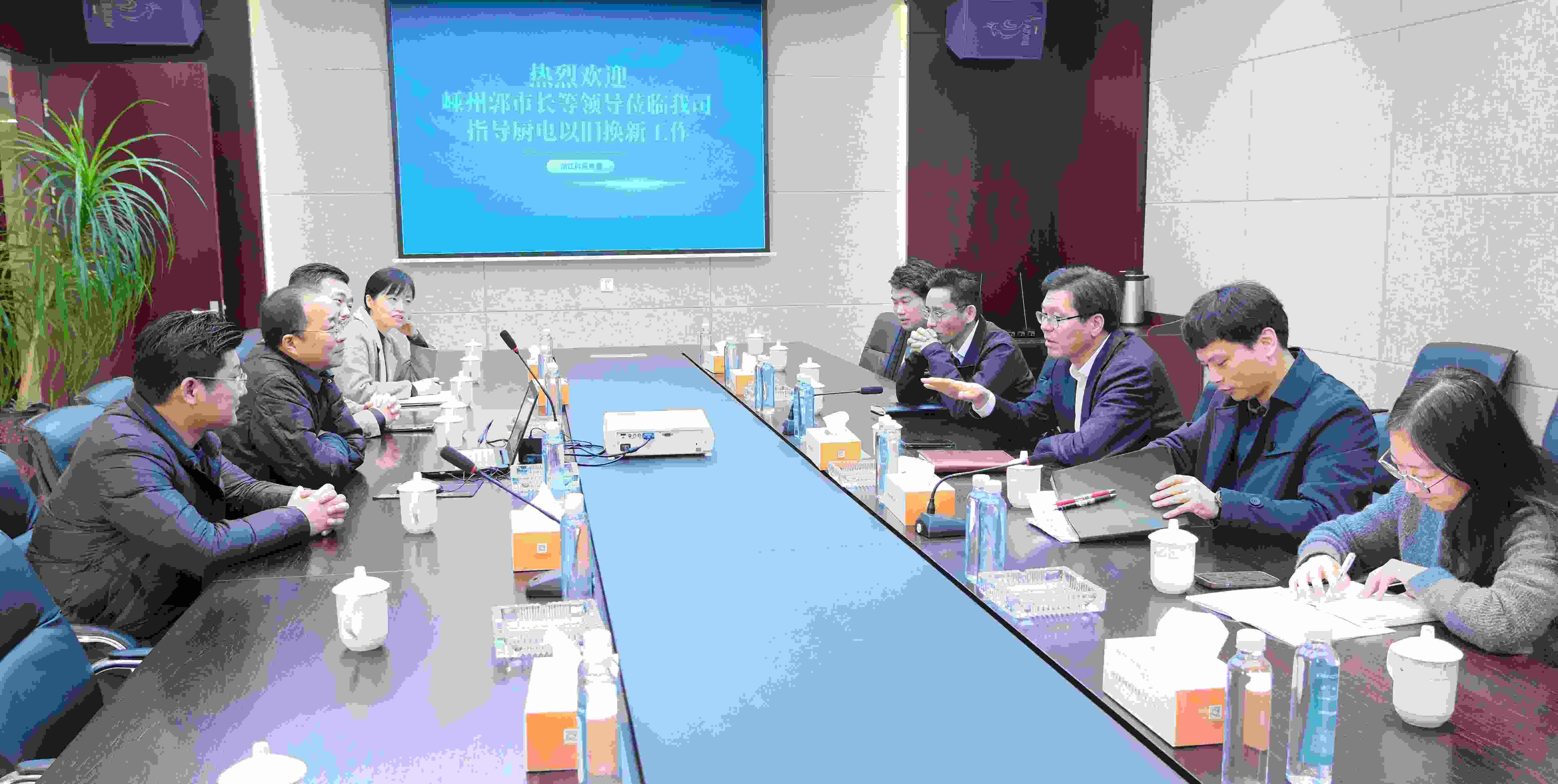 嵊州‌市副市長郭偉鋒，商務局領導一行蒞臨科恩調研廚電以舊換新工作！